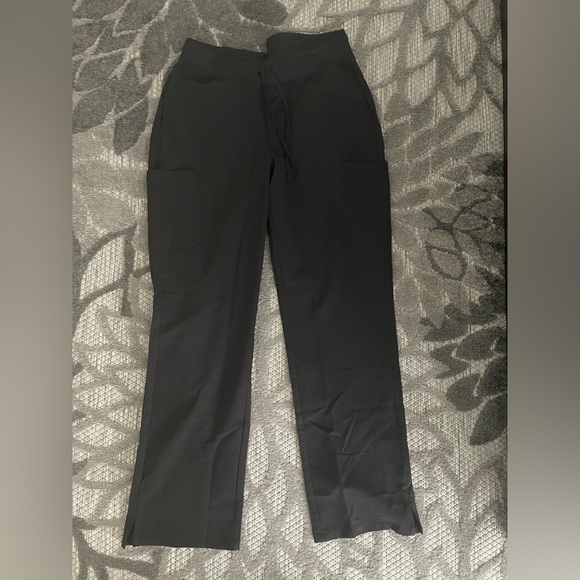 Mandala Women’s Cargo Scrub Pants - Picture 1 of 4